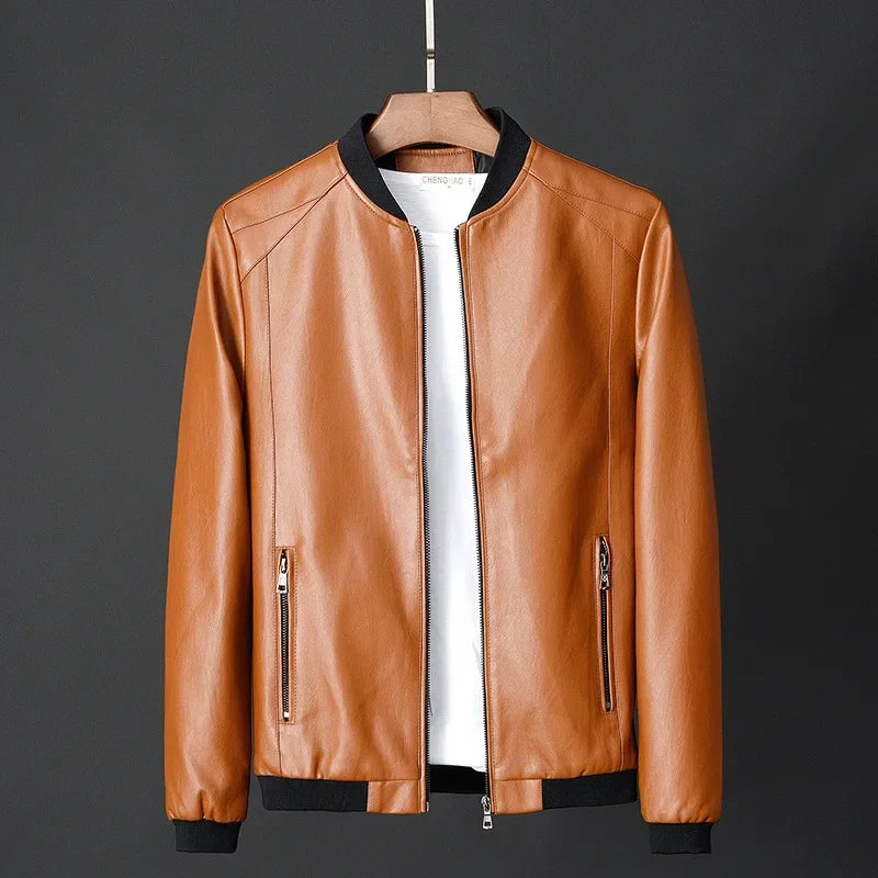 Jaqueta Masculina Bomber Eclipse em fundo branco, modelo exibido nas cores preto, azul e bege. Jaqueta de inverno 2025 com estilo moderno e urbano, confeccionada em tecido de alta resistência. Possui bolsos frontais, mangas longas e corte bomber, ideal para os dias frios. Roupa de frio masculina confortável e sofisticada, disponível nos tamanhos P ao G2.