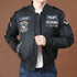 "Jaqueta masculina estilo bomber em tecido resistente, disponível nas cores verde, bege e preto. Possui mangas longas, bolsos frontais funcionais e acabamento refinado, ideal para o inverno. Imagem mostra o modelo em fundo branco, destacando os detalhes da peça.
