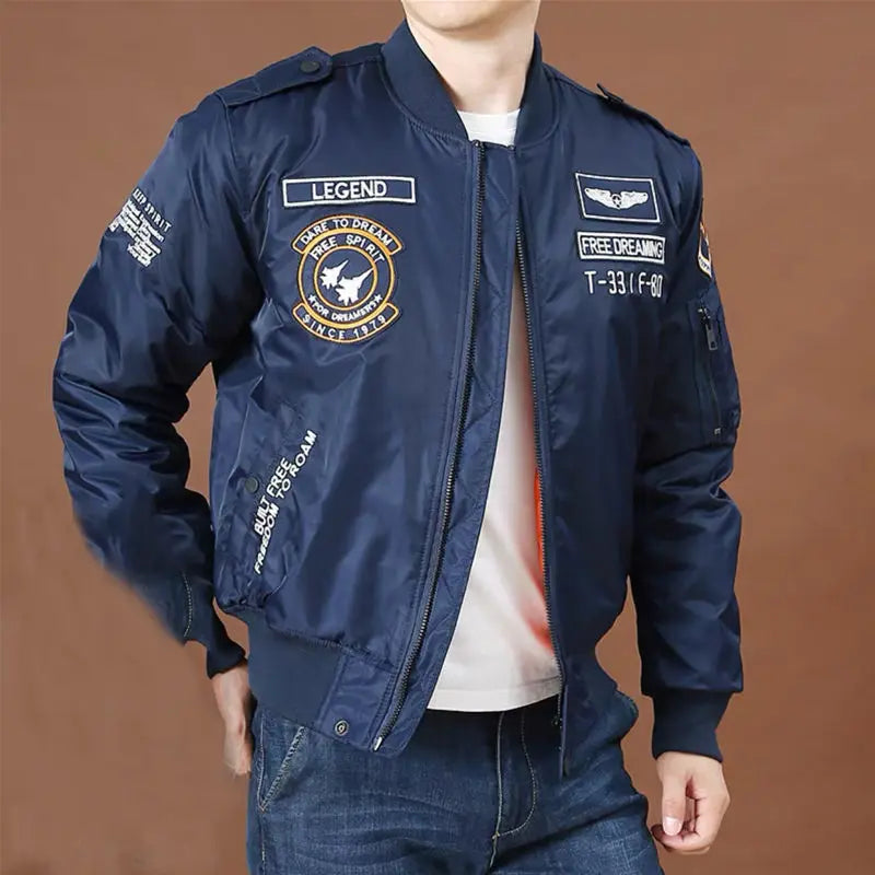 jaqueta masculina estilo bomber em tecido resistente, disponível nas cores verde, bege e preto. Possui mangas longas, bolsos frontais funcionais e acabamento refinado, ideal para o inverno. Imagem mostra o modelo em fundo branco, destacando os detalhes da peça.
