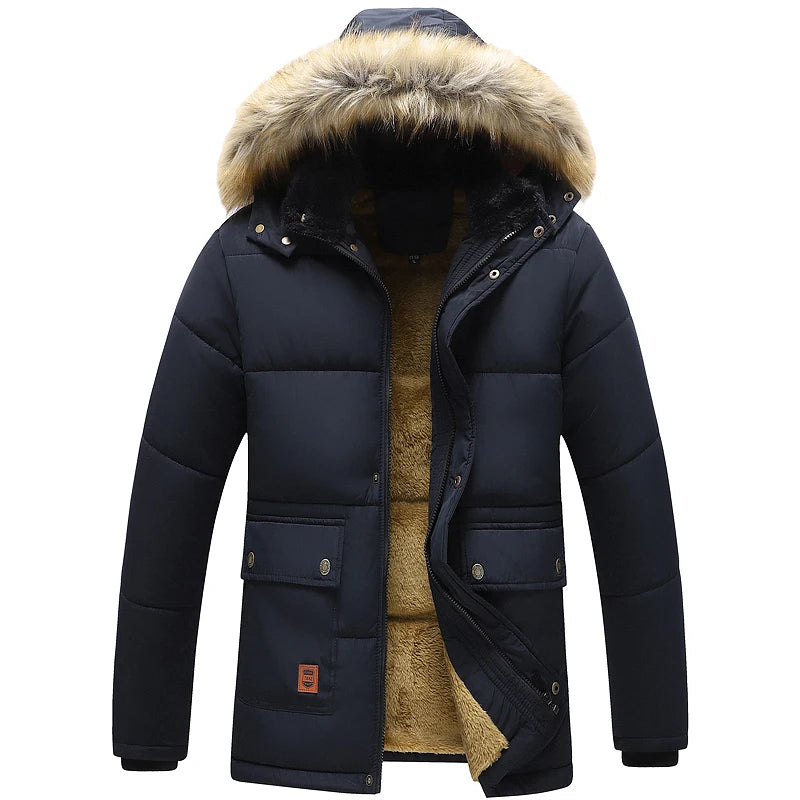 Jaqueta Masculina Forrada Artic da Oron Store em fundo branco. Jaqueta de inverno 2025 com tecido térmico em poliéster e lã, ideal para dias frios. Modelo com capuz, mangas longas e bolsos frontais, disponível nas cores azul e preto, nos tamanhos P ao G2. Roupa de frio masculina para adultos com design funcional e moderno.