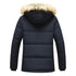 Jaqueta Masculina Forrada Artic da Oron Store em fundo branco. Jaqueta de inverno 2025 com tecido térmico em poliéster e lã, ideal para dias frios. Modelo com capuz, mangas longas e bolsos frontais, disponível nas cores azul e preto, nos tamanhos P ao G2. Roupa de frio masculina para adultos com design funcional e moderno.