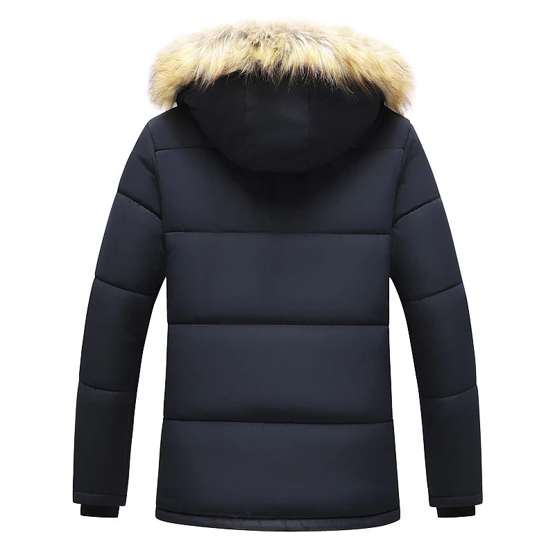 Jaqueta Masculina Forrada Artic da Oron Store em fundo branco. Jaqueta de inverno 2025 com tecido térmico em poliéster e lã, ideal para dias frios. Modelo com capuz, mangas longas e bolsos frontais, disponível nas cores azul e preto, nos tamanhos P ao G2. Roupa de frio masculina para adultos com design funcional e moderno.