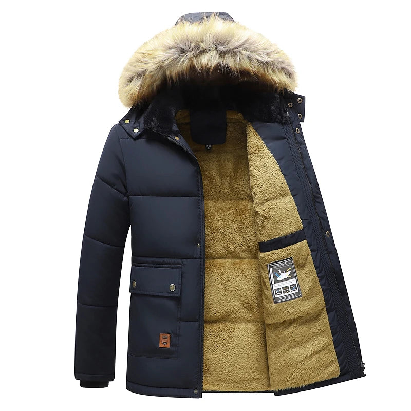 Jaqueta Masculina Forrada Artic da Oron Store em fundo branco. Jaqueta de inverno 2025 com tecido térmico em poliéster e lã, ideal para dias frios. Modelo com capuz, mangas longas e bolsos frontais, disponível nas cores azul e preto, nos tamanhos P ao G2. Roupa de frio masculina para adultos com design funcional e moderno.