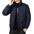 Jaqueta Masculina Nordic em fundo branco, modelo apresentado nas cores cinza, azul e preto. Jaqueta térmica com mangas longas, confeccionada em poliéster resistente e confortável, ideal para o inverno 2025. Design moderno com bolsos frontais e corte ajustado, disponível nos tamanhos P ao G1. Casaco masculino para adultos, estilo urbano e casual.