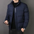 Jaqueta Masculina Nordic em fundo branco, modelo apresentado nas cores cinza, azul e preto. Jaqueta térmica com mangas longas, confeccionada em poliéster resistente e confortável, ideal para o inverno 2025. Design moderno com bolsos frontais e corte ajustado, disponível nos tamanhos P ao G1. Casaco masculino para adultos, estilo urbano e casual.