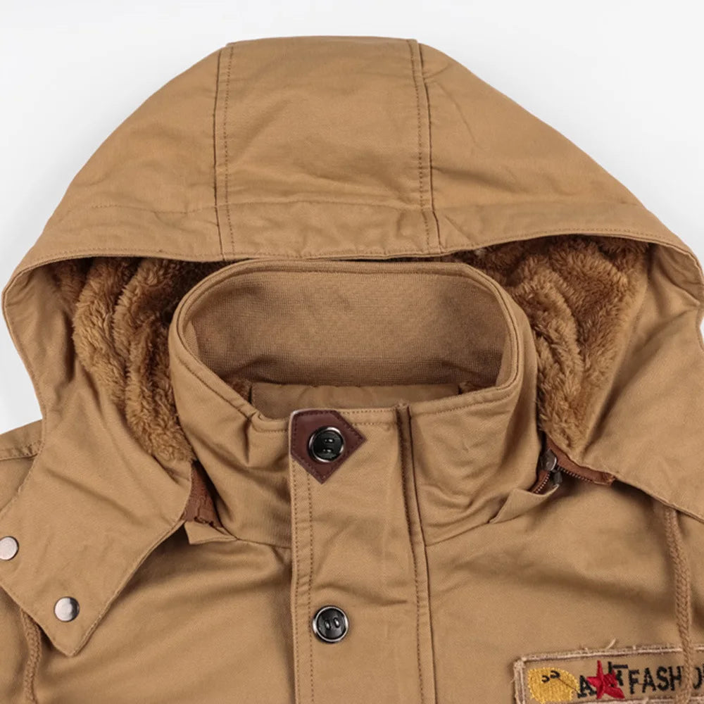 Jaqueta Masculina Urbain em fundo branco, modelo exibido nas cores preto, bege e verde. Jaqueta de couro com mangas longas, bolsos frontais e acabamento sofisticado, ideal para o inverno 2025. Roupa de frio masculina estilo urbano, perfeita para looks modernos e casuais. Produto unissex adulto disponível nos tamanhos P ao G1