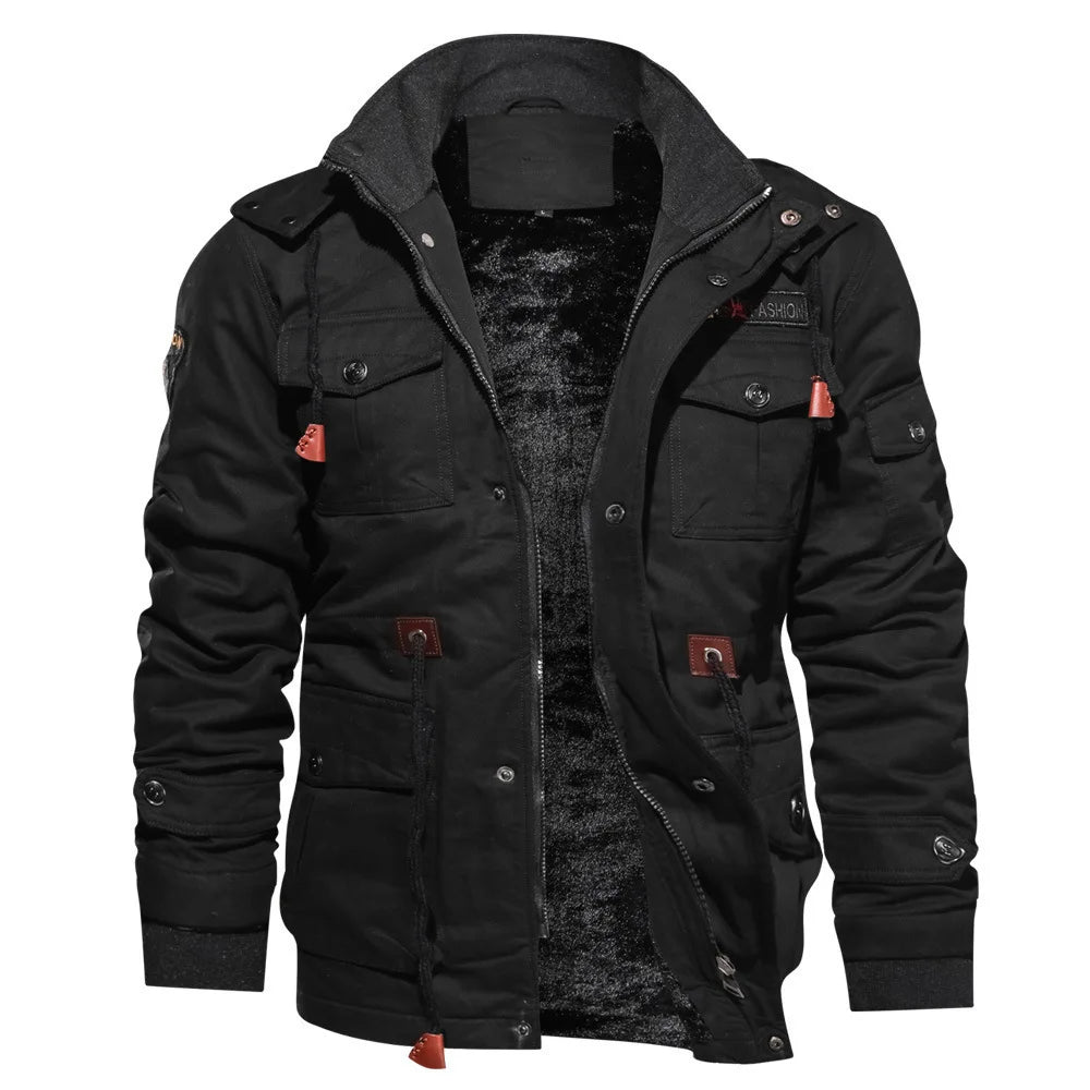 Jaqueta Masculina Urbain em fundo branco, modelo exibido nas cores preto, bege e verde. Jaqueta de couro com mangas longas, bolsos frontais e acabamento sofisticado, ideal para o inverno 2025. Roupa de frio masculina estilo urbano, perfeita para looks modernos e casuais. Produto unissex adulto disponível nos tamanhos P ao G1