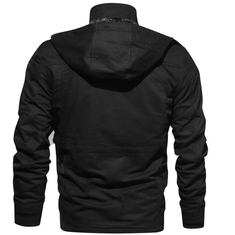 Jaqueta Masculina Urbain em fundo branco, modelo exibido nas cores preto, bege e verde. Jaqueta de couro com mangas longas, bolsos frontais e acabamento sofisticado, ideal para o inverno 2025. Roupa de frio masculina estilo urbano, perfeita para looks modernos e casuais. Produto unissex adulto disponível nos tamanhos P ao G1