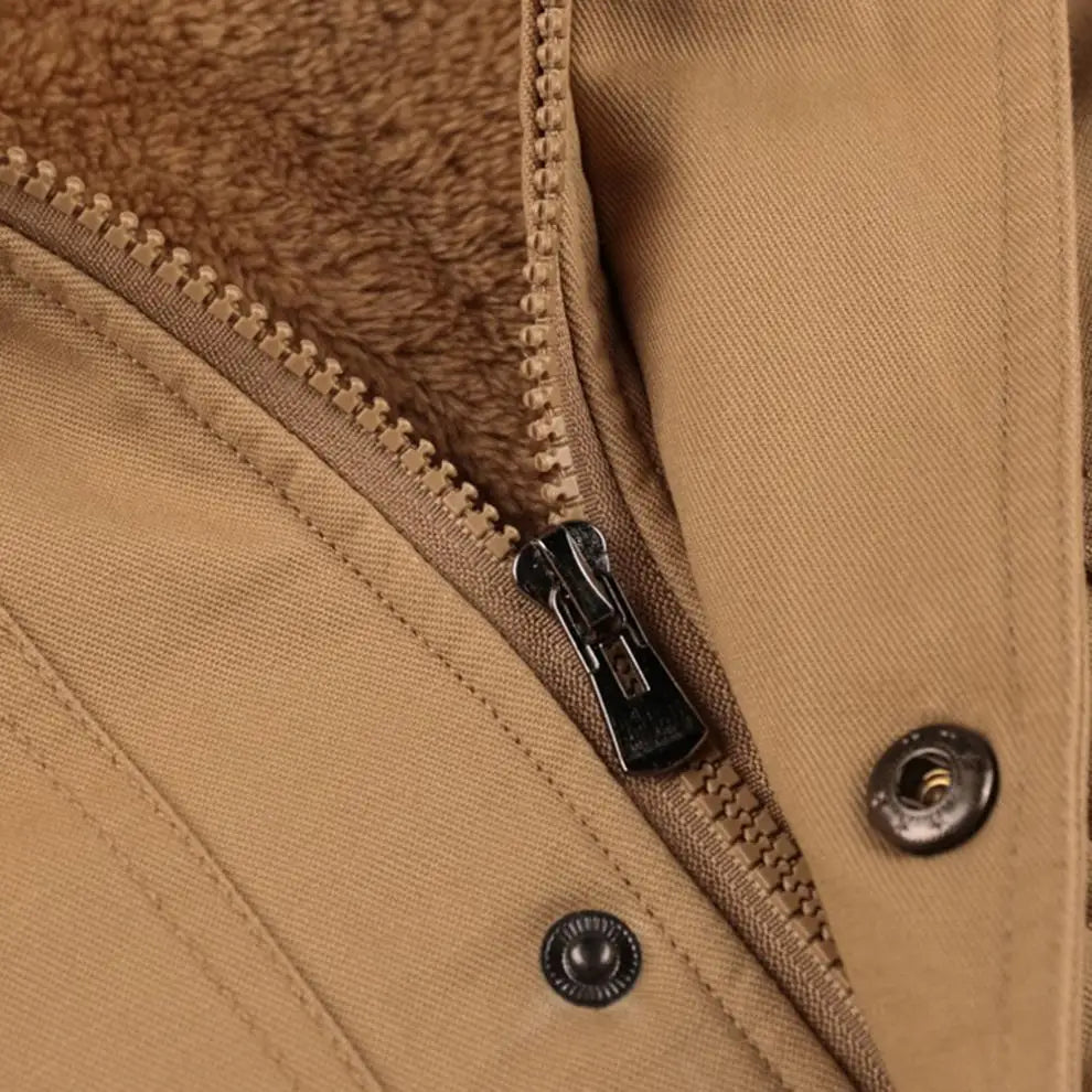 Jaqueta Masculina Urbain em fundo branco, modelo exibido nas cores preto, bege e verde. Jaqueta de couro com mangas longas, bolsos frontais e acabamento sofisticado, ideal para o inverno 2025. Roupa de frio masculina estilo urbano, perfeita para looks modernos e casuais. Produto unissex adulto disponível nos tamanhos P ao G1