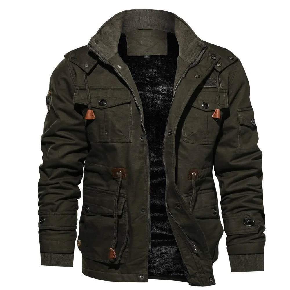 Jaqueta Masculina Urbain em fundo branco, modelo exibido nas cores preto, bege e verde. Jaqueta de couro com mangas longas, bolsos frontais e acabamento sofisticado, ideal para o inverno 2025. Roupa de frio masculina estilo urbano, perfeita para looks modernos e casuais. Produto unissex adulto disponível nos tamanhos P ao G1