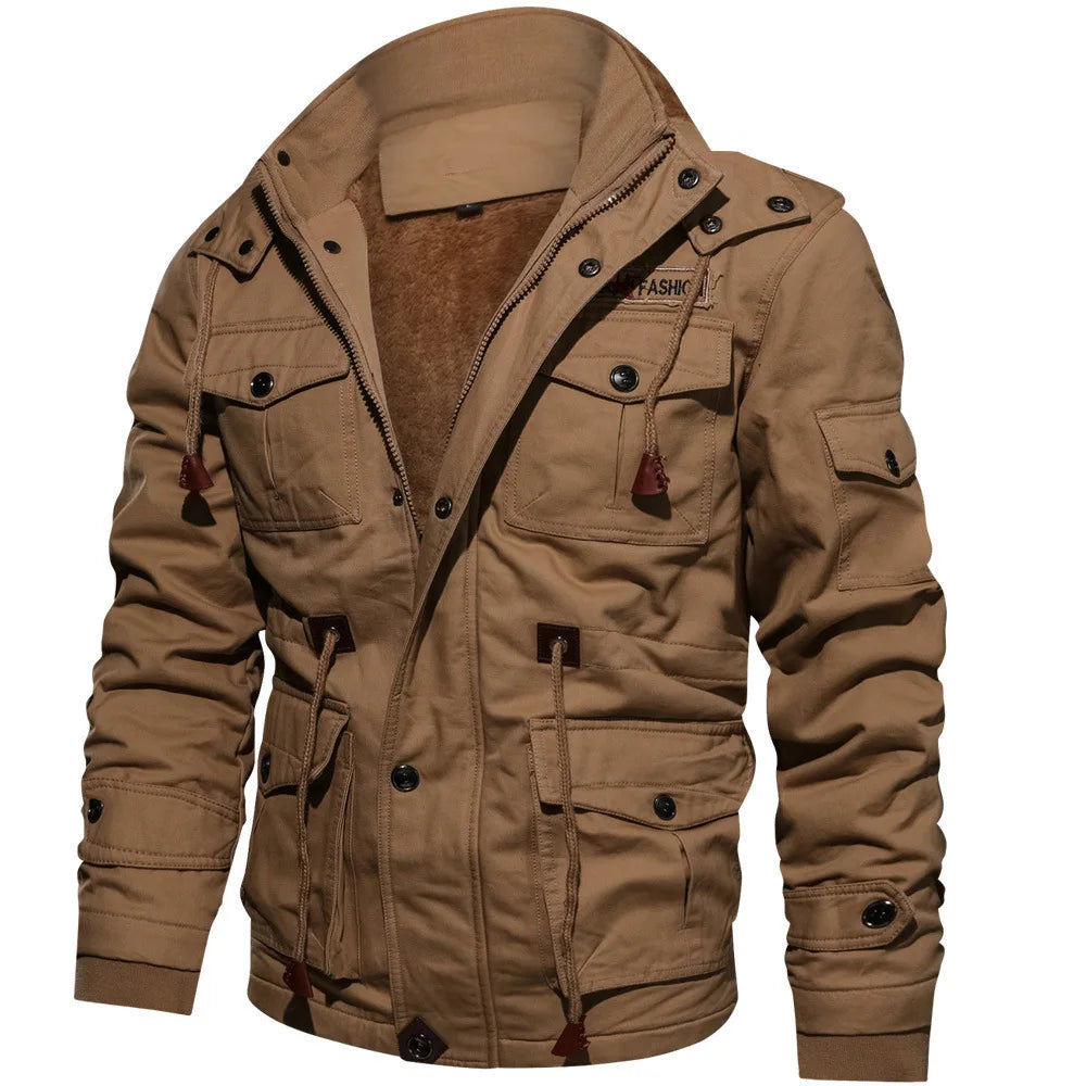 Jaqueta Masculina Urbain em fundo branco, modelo exibido nas cores preto, bege e verde. Jaqueta de couro com mangas longas, bolsos frontais e acabamento sofisticado, ideal para o inverno 2025. Roupa de frio masculina estilo urbano, perfeita para looks modernos e casuais. Produto unissex adulto disponível nos tamanhos P ao G1