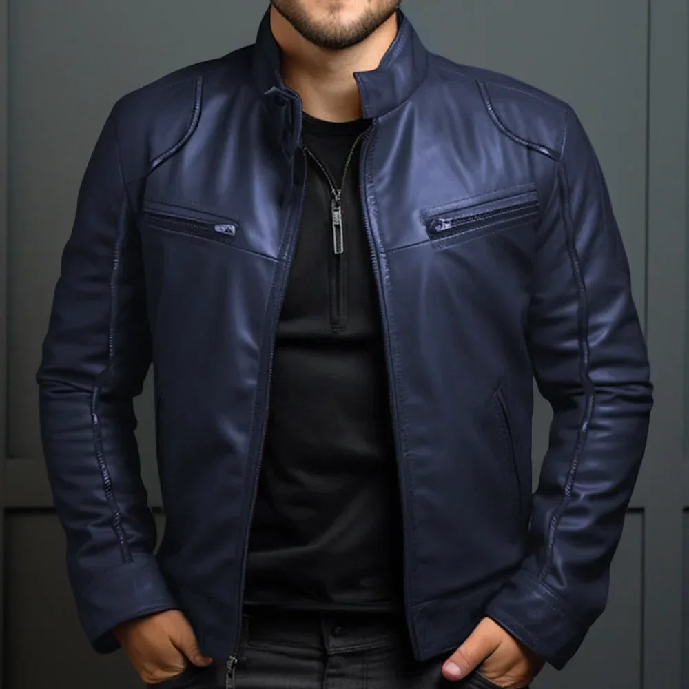 Jaqueta masculina de inverno Fiori, confeccionada em couro resistente e estiloso, ideal para dias frios. Cor azul, com tamanhos variados do P ao G2. Jaqueta com bolsos frontais, acabamento refinado e caimento moderno. Foto em fundo branco destacando o design premium da peça. Moda masculina, jaqueta masculina inverno, casaco masculino estilo bomber.