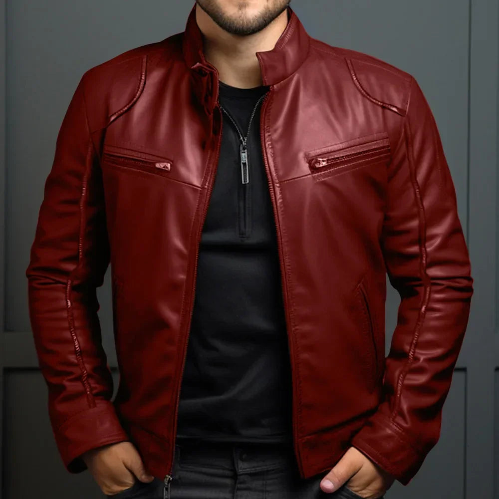 Jaqueta de couro masculina de inverno Fiori, confeccionada em couro resistente e estiloso, ideal para dias frios. Cor vermelha, com tamanhos variados do P ao G2. Jaqueta com bolsos frontais, acabamento refinado e caimento moderno. Foto em fundo branco destacando o design premium da peça. Moda masculina, jaqueta masculina inverno, casaco masculino estilo bomber.