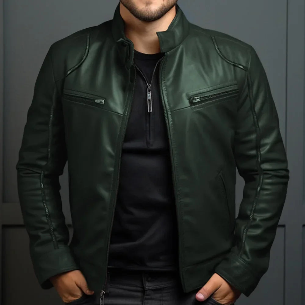 Jaqueta masculina de inverno Fiori, confeccionada em couro resistente e estiloso, ideal para dias frios. Cor verde, com tamanhos variados do P ao G2. Jaqueta com bolsos frontais, acabamento refinado e caimento moderno. Foto em fundo branco destacando o design premium da peça. Moda masculina, jaqueta masculina inverno, casaco masculino estilo bomber.