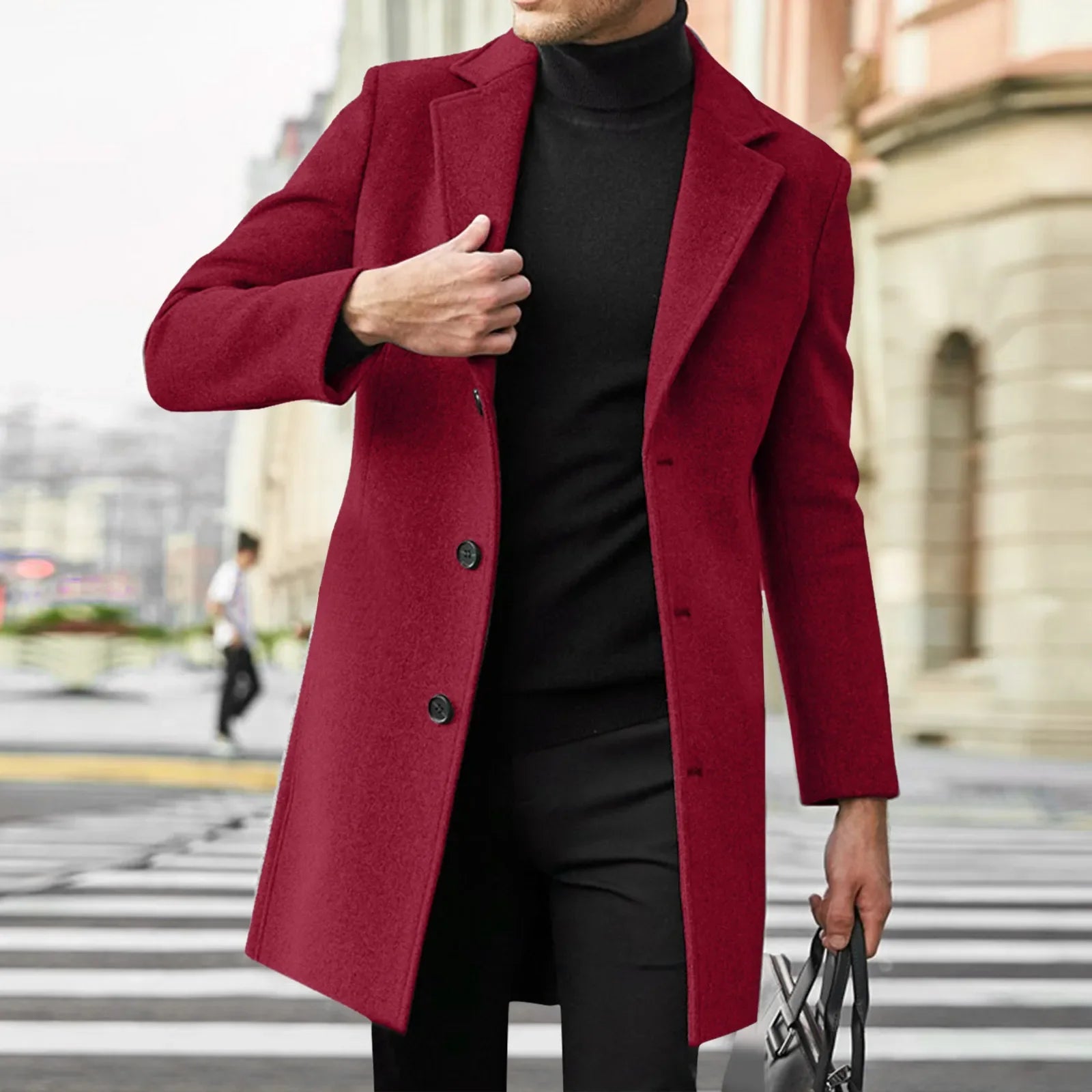 sobretudo Masculino Majesty, exibido em fundo branco. Casaco longo para inverno 2025, confeccionado em tecido térmico de alta qualidade. Design clássico e elegante, ideal para looks urbanos ou sociais. Disponível nas cores preto, cinza, azul, vinho, bege, verde e cinza escuro, nos tamanhos P ao G1. Moda masculina outono/inverno, sobretudo estiloso e confortável.