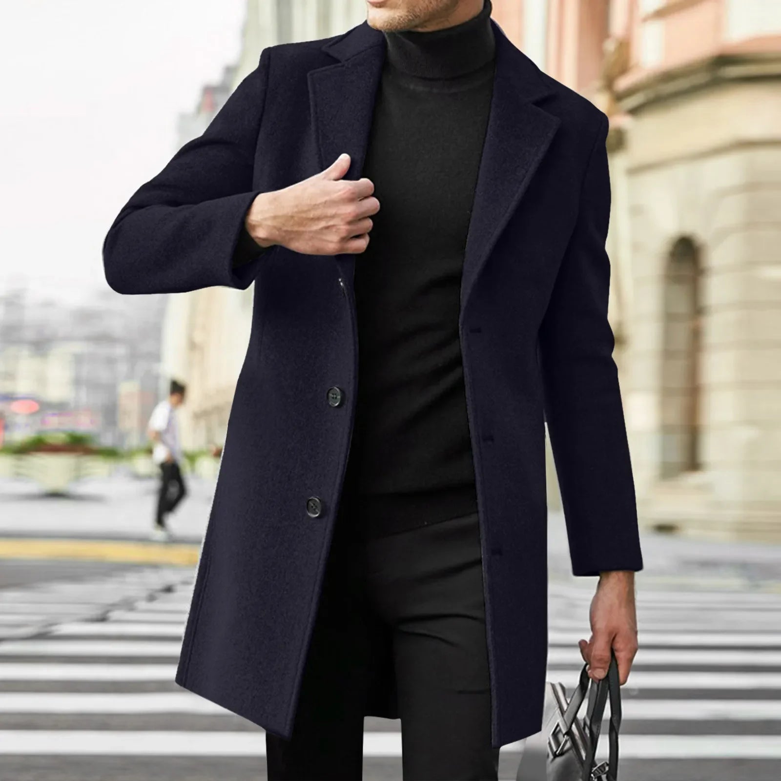 obretudo Masculino Majesty, exibido em fundo branco. Casaco longo para inverno 2025, confeccionado em tecido térmico de alta qualidade. Design clássico e elegante, ideal para looks urbanos ou sociais. Disponível nas cores preto, cinza, azul, vinho, bege, verde e cinza escuro, nos tamanhos P ao G1. Moda masculina outono/inverno, sobretudo estiloso e confortável.