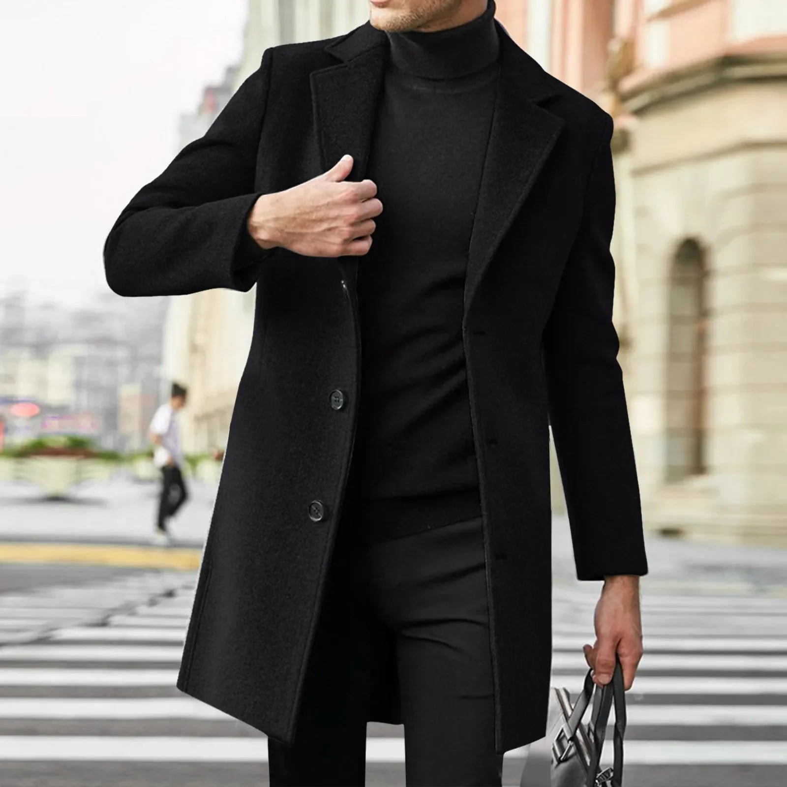 sobretudo Masculino Majesty, exibido em fundo branco. Casaco longo para inverno 2025, confeccionado em tecido térmico de alta qualidade. Design clássico e elegante, ideal para looks urbanos ou sociais. Disponível nas cores preto, cinza, azul, vinho, bege, verde e cinza escuro, nos tamanhos P ao G1. Moda masculina outono/inverno, sobretudo estiloso e confortável.