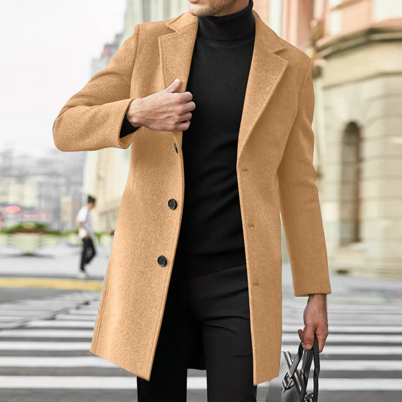 sobretudo Masculino Majesty, exibido em fundo branco. Casaco longo para inverno 2025, confeccionado em tecido térmico de alta qualidade. Design clássico e elegante, ideal para looks urbanos ou sociais. Disponível nas cores preto, cinza, azul, vinho, bege, verde e cinza escuro, nos tamanhos P ao G1. Moda masculina outono/inverno, sobretudo estiloso e confortável.
