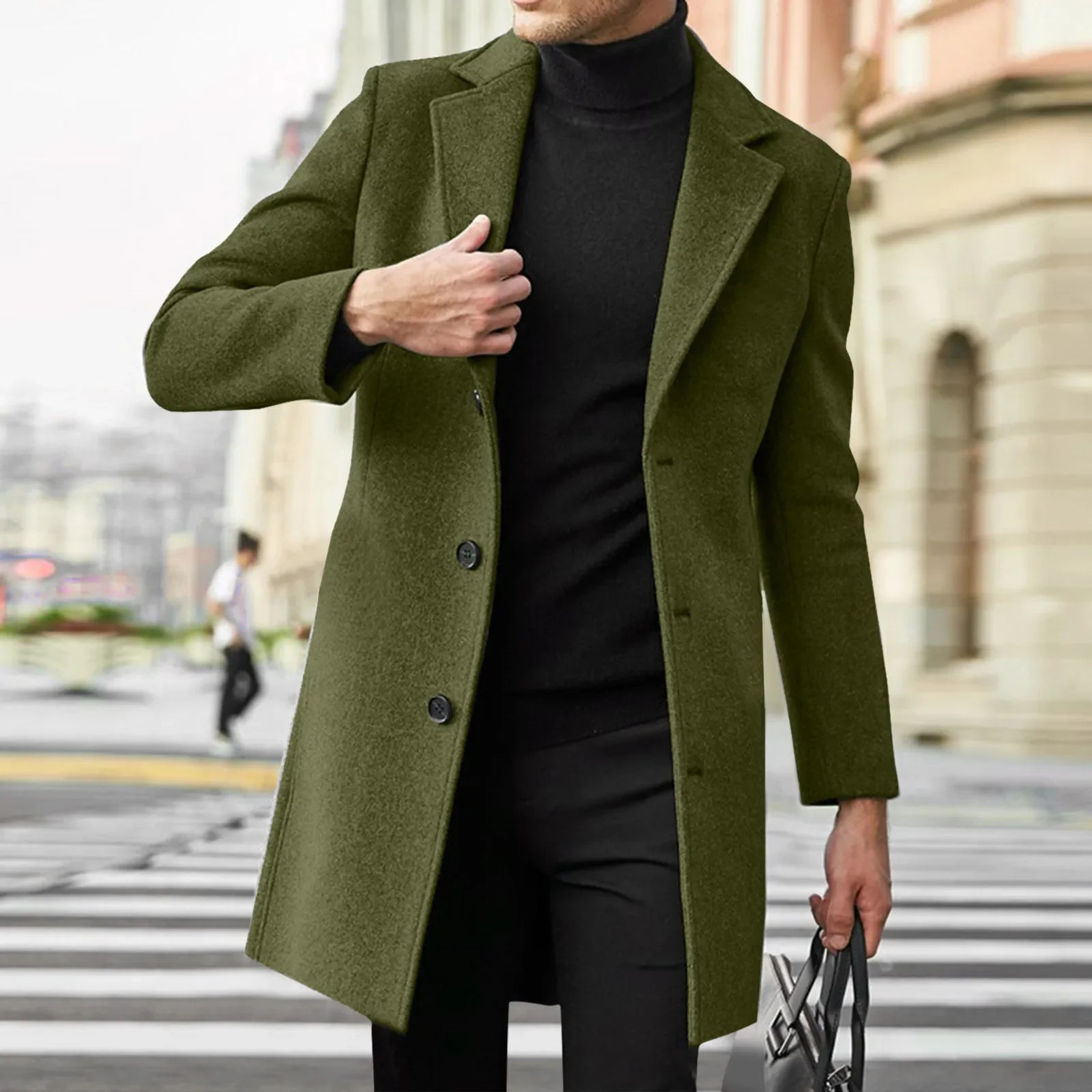 sobretudo Masculino Majesty, exibido em fundo branco. Casaco longo para inverno 2025, confeccionado em tecido térmico de alta qualidade. Design clássico e elegante, ideal para looks urbanos ou sociais. Disponível nas cores preto, cinza, azul, vinho, bege, verde e cinza escuro, nos tamanhos P ao G1. Moda masculina outono/inverno, sobretudo estiloso e confortável.