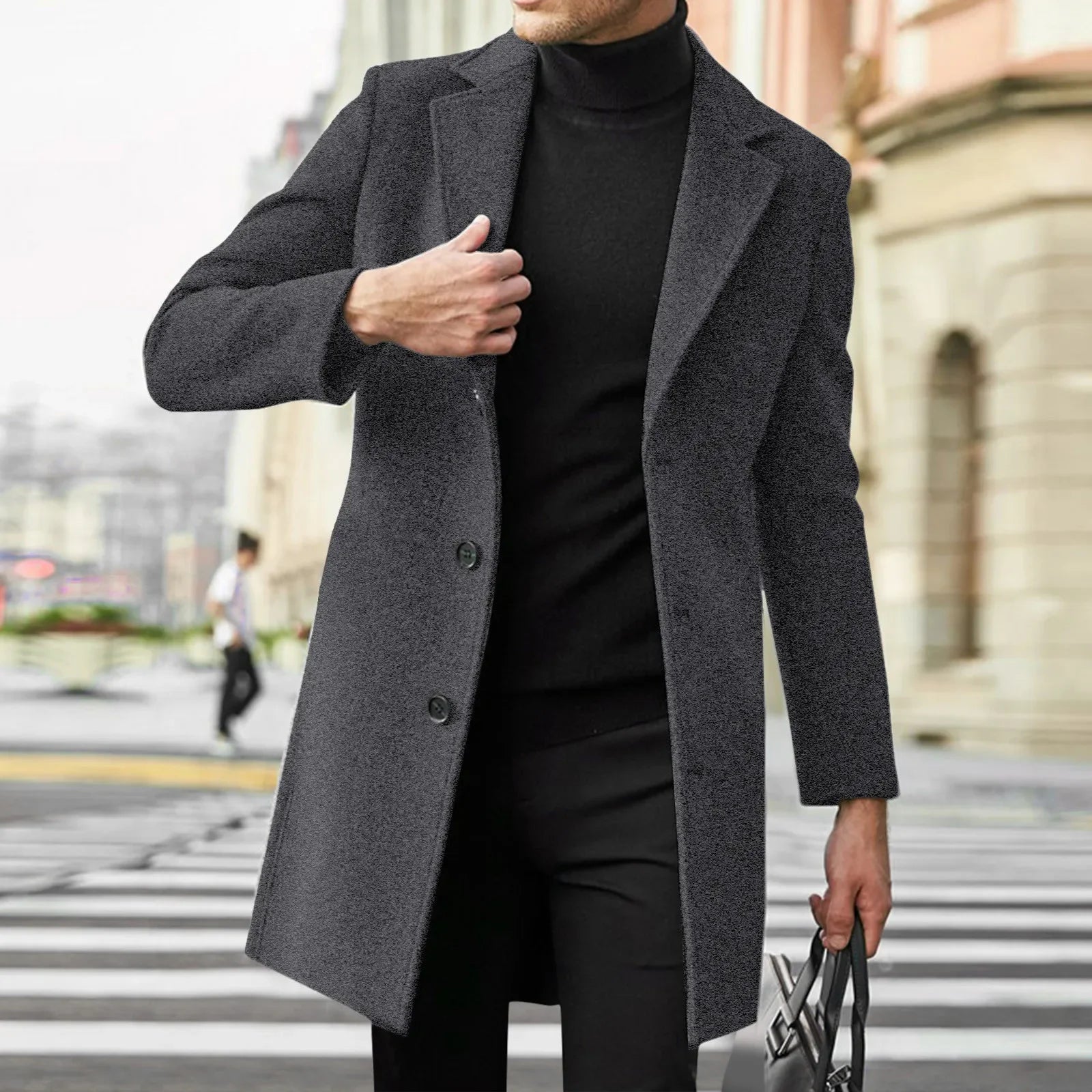 sobretudo Masculino Majesty, exibido em fundo branco. Casaco longo para inverno 2025, confeccionado em tecido térmico de alta qualidade. Design clássico e elegante, ideal para looks urbanos ou sociais. Disponível nas cores preto, cinza, azul, vinho, bege, verde e cinza escuro, nos tamanhos P ao G1. Moda masculina outono/inverno, sobretudo estiloso e confortável.