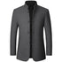 Sobretudo Masculino Invictus exibido em fundo branco, modelo com corte clássico e tecido térmico ideal para o inverno 2025. Casaco longo com mangas compridas, disponível nas cores cinza, vinho e preto, nos tamanhos P ao G1. Roupa de frio masculina elegante e confortável, perfeita para o uso urbano e social. Moda masculina de inverno com acabamento sofisticado e toque moderno.