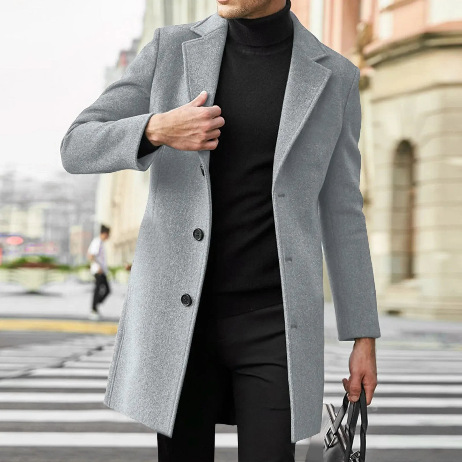 sobretudo Masculino Majesty, exibido em fundo branco. Casaco longo para inverno 2025, confeccionado em tecido térmico de alta qualidade. Design clássico e elegante, ideal para looks urbanos ou sociais. Disponível nas cores preto, cinza, azul, vinho, bege, verde e cinza escuro, nos tamanhos P ao G1. Moda masculina outono/inverno, sobretudo estiloso e confortável.