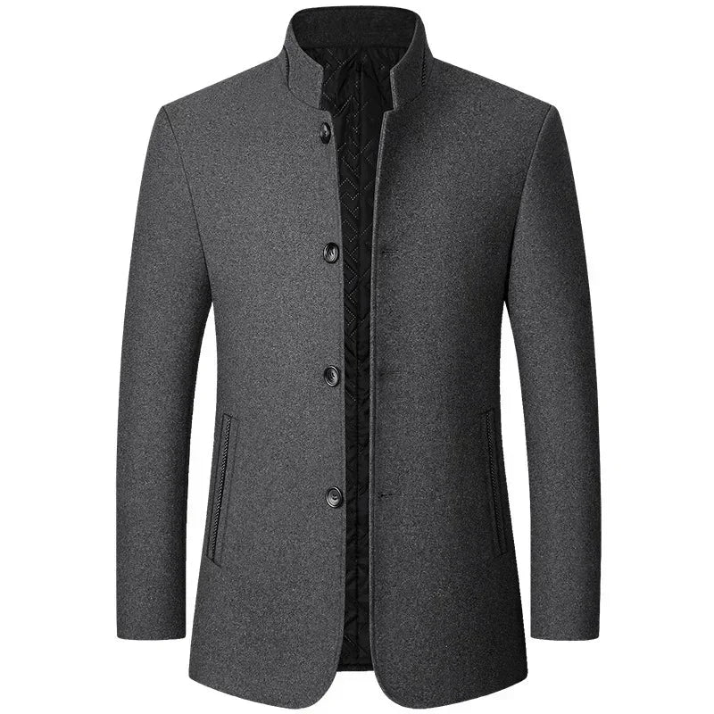 Sobretudo Masculino Invictus exibido em fundo branco, modelo com corte clássico e tecido térmico ideal para o inverno 2025. Casaco longo com mangas compridas, disponível nas cores cinza, vinho e preto, nos tamanhos P ao G1. Roupa de frio masculina elegante e confortável, perfeita para o uso urbano e social. Moda masculina de inverno com acabamento sofisticado e toque moderno.