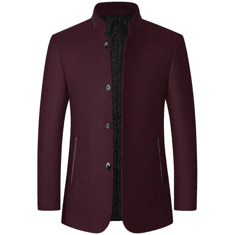 Sobretudo Masculino Invictus exibido em fundo branco, modelo com corte clássico e tecido térmico ideal para o inverno 2025. Casaco longo com mangas compridas, disponível nas cores cinza, vinho e preto, nos tamanhos P ao G1. Roupa de frio masculina elegante e confortável, perfeita para o uso urbano e social. Moda masculina de inverno com acabamento sofisticado e toque moderno.