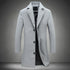 sobretudo Masculino Majesty, exibido em fundo branco. Casaco longo para inverno 2025, confeccionado em tecido térmico de alta qualidade. Design clássico e elegante, ideal para looks urbanos ou sociais. Disponível nas cores preto, cinza, azul, vinho, bege, verde e cinza escuro, nos tamanhos P ao G1. Moda masculina outono/inverno, sobretudo estiloso e confortável.