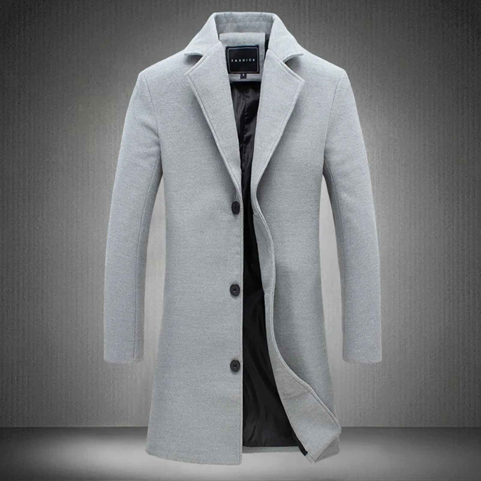 sobretudo Masculino Majesty, exibido em fundo branco. Casaco longo para inverno 2025, confeccionado em tecido térmico de alta qualidade. Design clássico e elegante, ideal para looks urbanos ou sociais. Disponível nas cores preto, cinza, azul, vinho, bege, verde e cinza escuro, nos tamanhos P ao G1. Moda masculina outono/inverno, sobretudo estiloso e confortável.