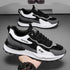 Tênis Casual Air Pro da Oron Store em fundo branco. Modelo unissex disponível nas cores branco e cinza, com cabedal em camurça e couro, e solado em borracha antiderrapante. Tênis casual com fechamento em cadarço, ideal para caminhadas, uso diário ou compor looks urbanos e confortáveis no verão 2025. Disponível nos tamanhos 37 ao 42.