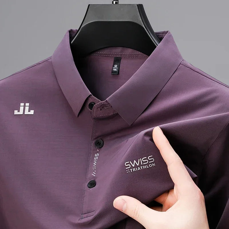 Imagem da Camisa Polo Swiss da Oron Store em fundo branco. Modelo masculino disponível nas cores azul escuro, verde, vinho, azul, verde escuro e preto. Camisa polo confeccionada em seda gelada, com gola tradicional e mangas curtas, proporcionando frescor e toque suave na pele. Ideal para o verão 2025, disponível nos tamanhos P ao G1. Moda masculina casual e sofisticada.