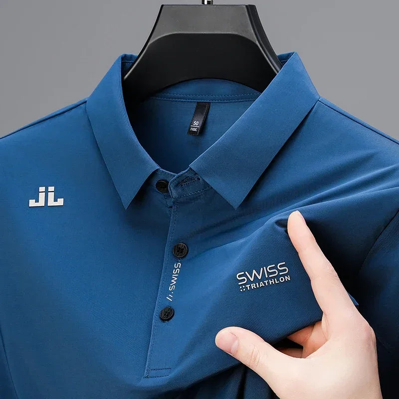 Imagem da Camisa Polo Swiss da Oron Store em fundo branco. Modelo masculino disponível nas cores azul escuro, verde, vinho, azul, verde escuro e preto. Camisa polo confeccionada em seda gelada, com gola tradicional e mangas curtas, proporcionando frescor e toque suave na pele. Ideal para o verão 2025, disponível nos tamanhos P ao G1. Moda masculina casual e sofisticada.
