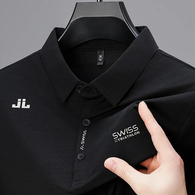 Imagem da Camisa Polo Swiss da Oron Store em fundo branco. Modelo masculino disponível nas cores azul escuro, verde, vinho, azul, verde escuro e preto. Camisa polo confeccionada em seda gelada, com gola tradicional e mangas curtas, proporcionando frescor e toque suave na pele. Ideal para o verão 2025, disponível nos tamanhos P ao G1. Moda masculina casual e sofisticada.