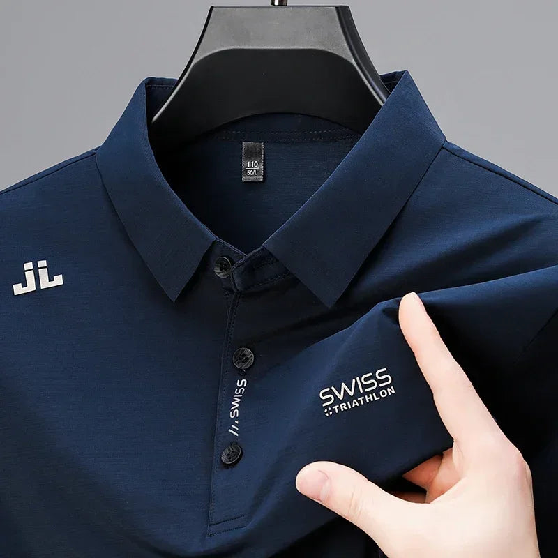 Imagem da Camisa Polo Swiss da Oron Store em fundo branco. Modelo masculino disponível nas cores azul escuro, verde, vinho, azul, verde escuro e preto. Camisa polo confeccionada em seda gelada, com gola tradicional e mangas curtas, proporcionando frescor e toque suave na pele. Ideal para o verão 2025, disponível nos tamanhos P ao G1. Moda masculina casual e sofisticada.