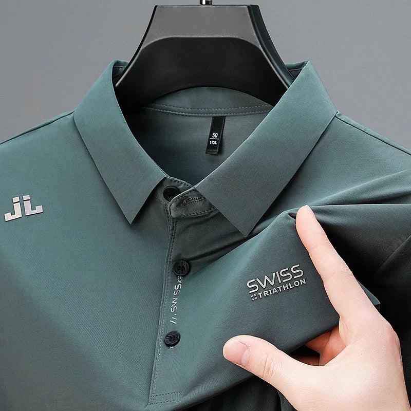 Imagem da Camisa Polo Swiss da Oron Store em fundo branco. Modelo masculino disponível nas cores azul escuro, verde, vinho, azul, verde escuro e preto. Camisa polo confeccionada em seda gelada, com gola tradicional e mangas curtas, proporcionando frescor e toque suave na pele. Ideal para o verão 2025, disponível nos tamanhos P ao G1. Moda masculina casual e sofisticada.