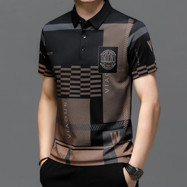 Camisa Polo Union da Oron Store em fundo branco. Modelo masculino com gola clássica e mangas curtas, disponível nas cores azul, branco e preto. Confeccionada em tecido leve de algodão e poliéster, com decote em V e caimento moderno, ideal para adultos. Camisa polo casual para o verão 2025, perfeita para compor looks leves, confortáveis e estilosos.
